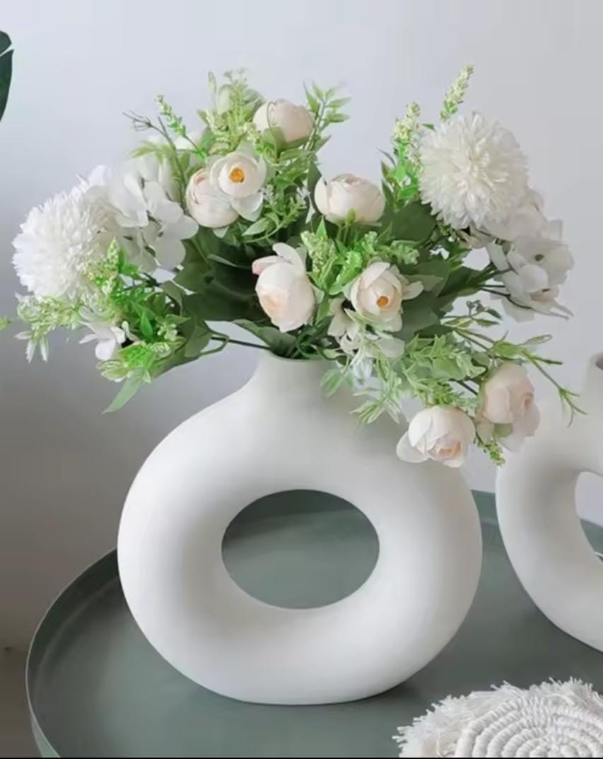 Doughnut-shape flower vase