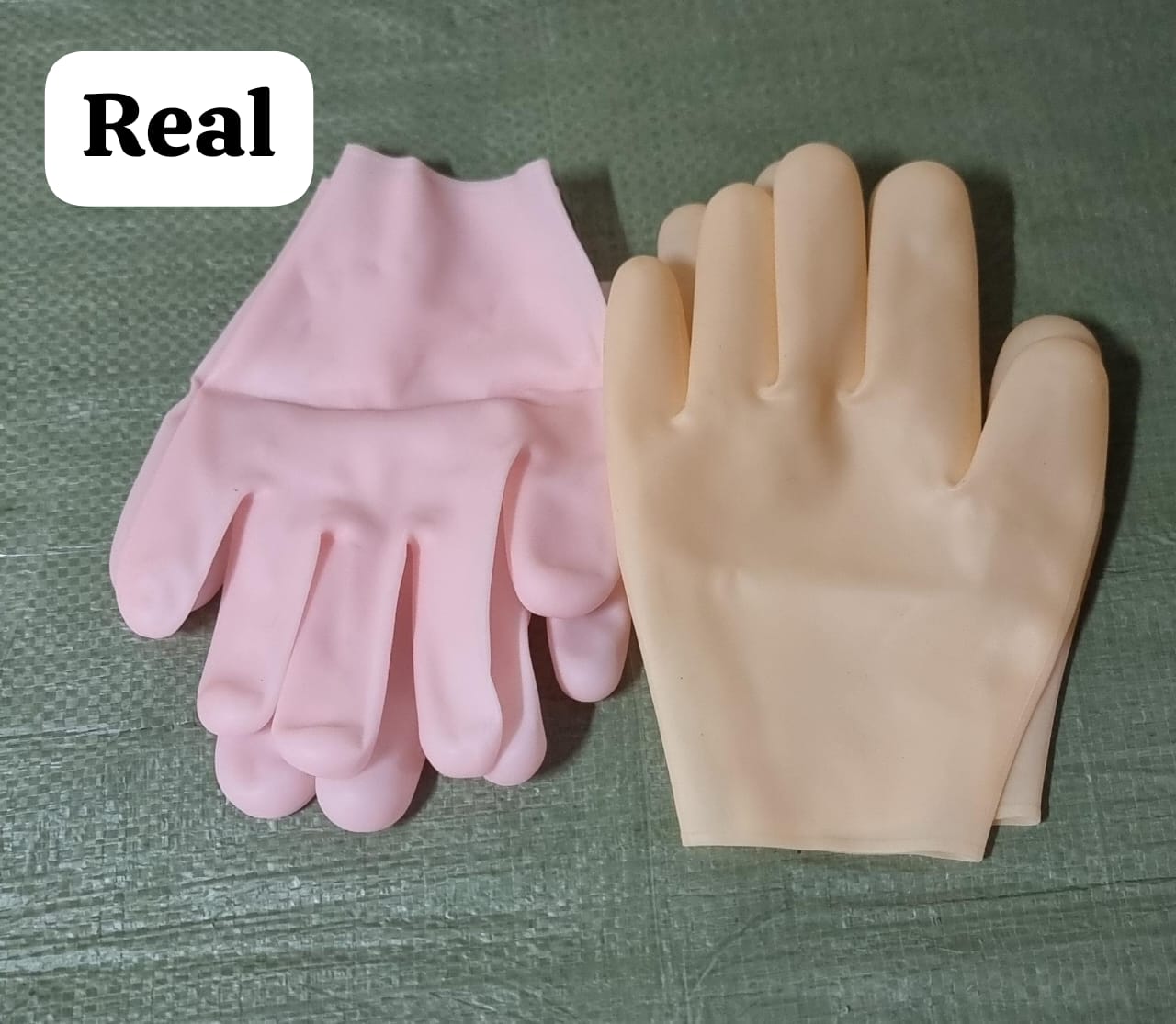 Silicone moisturizing hand gloves